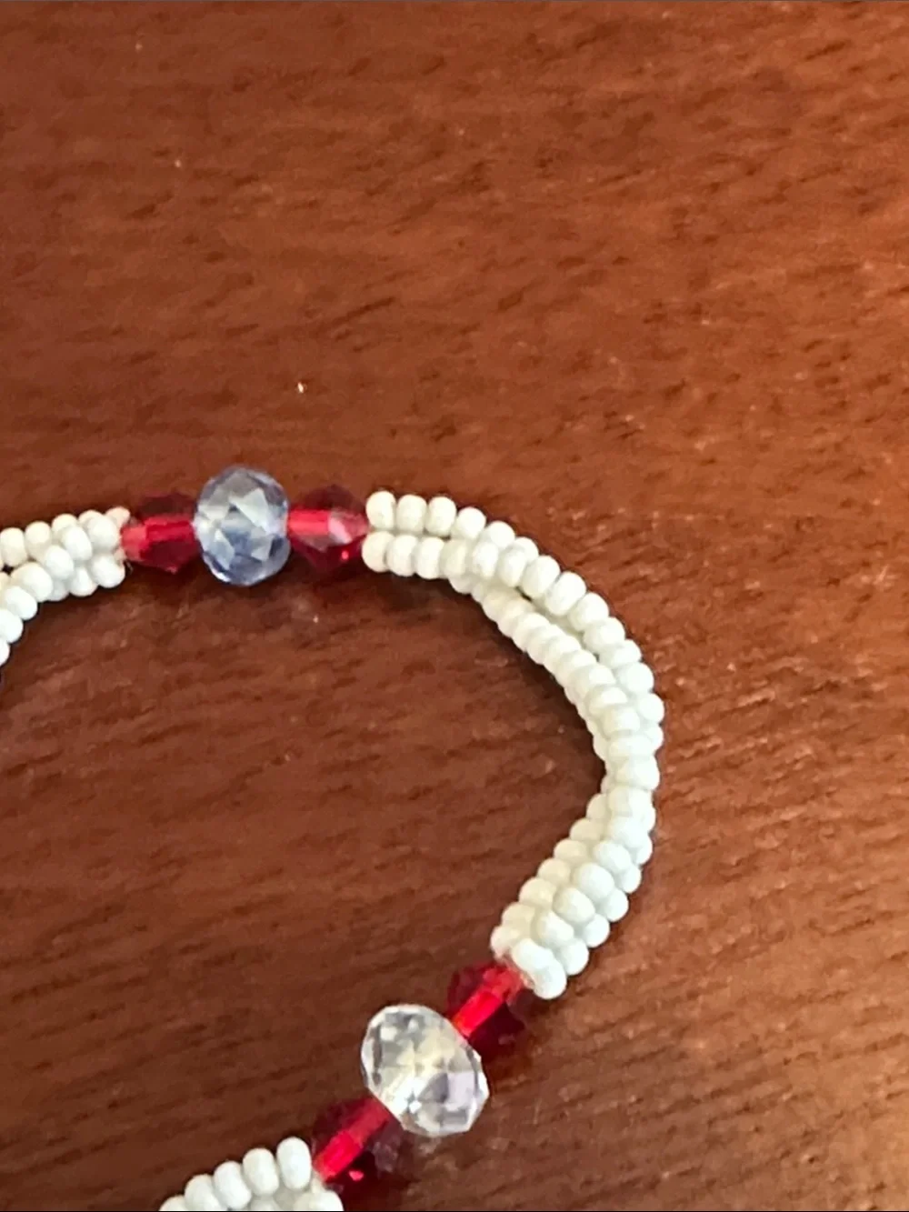Fashion Jewelry White Seed Bead Bracelet with Red and Clear Accents